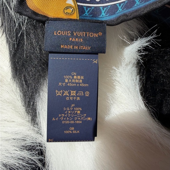 Authentic Louis Vuitton “Trunk In Love” Carré 45 silk scarf (M77556) - Picture 2 of 4